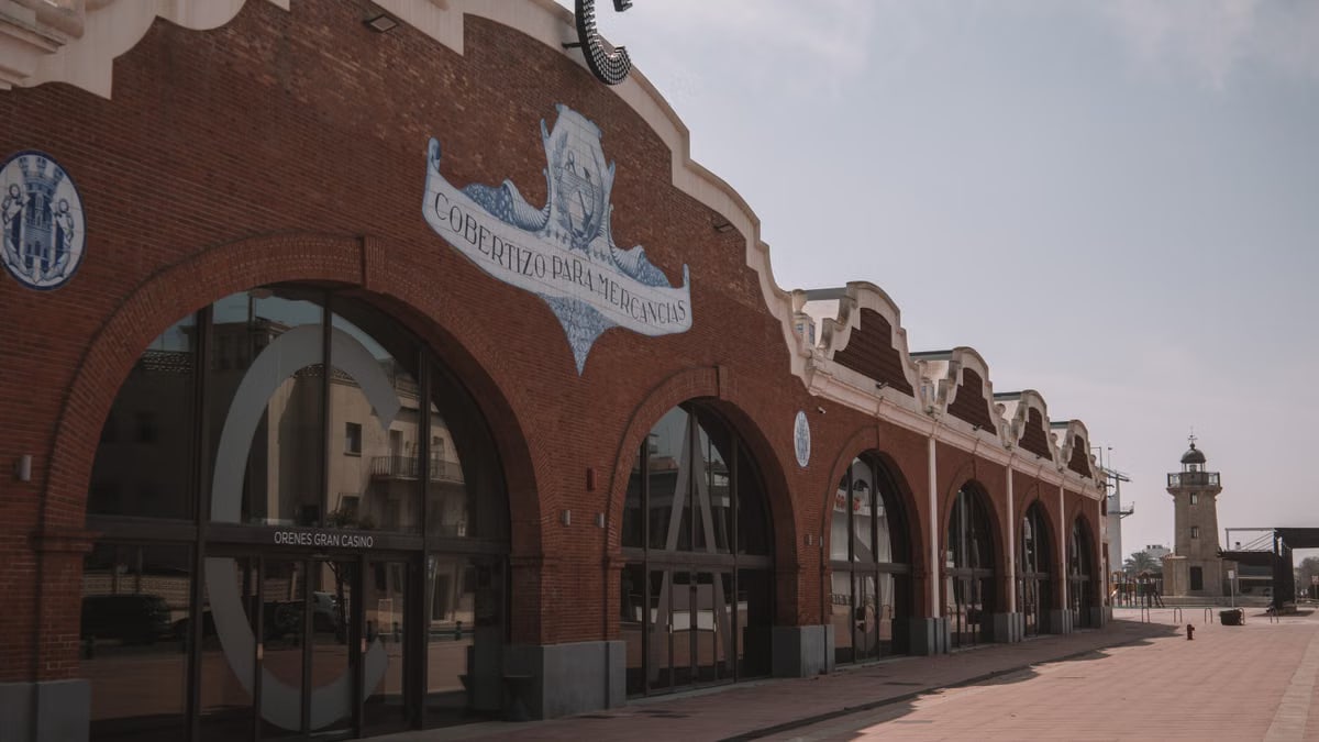 Facade of the Orenes Gran Casino in Castellón de la Plana, featuring classic architecture under a clear sky.